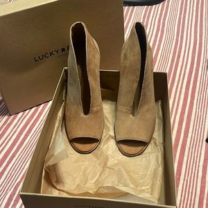 Brand new lucky brand ladies Joal style ladies heels made of macaroon kidsuede